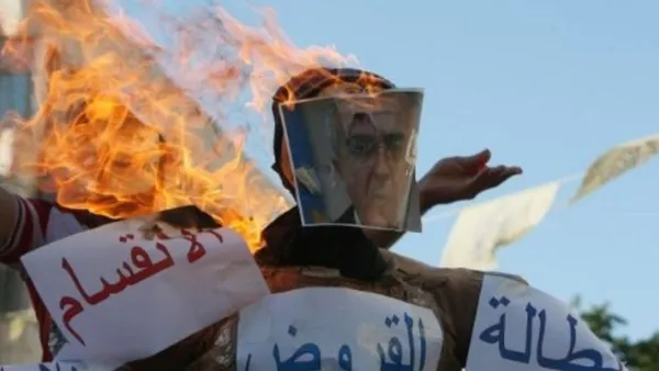 ارشيف/محتجون يحرقون صورة رئيس الحكومة الفلسطينية سلام فياض
