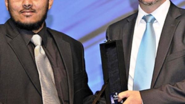 Samir Abdullah from du TSRM team receiving the award Samir Abdullah from du TSRM team receiving the award