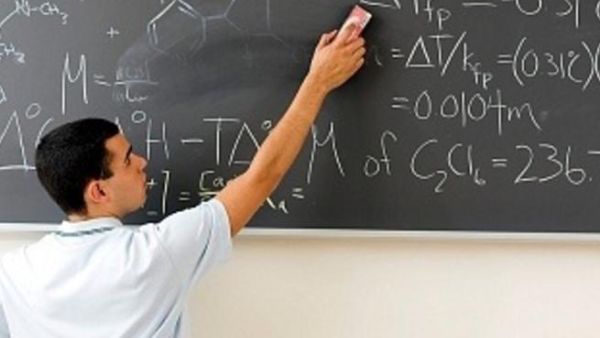أشار عويس الى ان قضية الرسوم لم ولن تبحث وهي من صلاحيات مجالس امناء الجامعات وليست قرار مجلس التعليم العالي أشار عويس الى ان قضية الرسوم لم ولن تبحث وهي من صلاحيات مجالس امناء الجامعات وليست قرار مجلس التعليم العالي