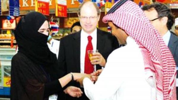 Abdulla Alanazi, exchanged rings with his fiancé at Carrefour supermarket, witnessed by other employees. (Photo courtesy Saudi Gazette)