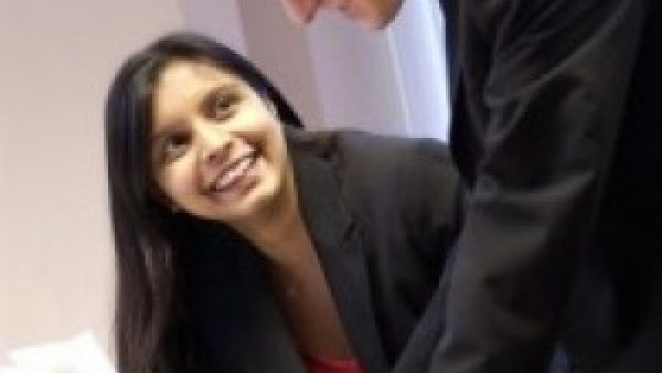 38% من الرجال "ينخدعون" بالمظهر الخارجي للسكرتيرة الخاصة بهم، وسرعان ما يقعون في حبّها