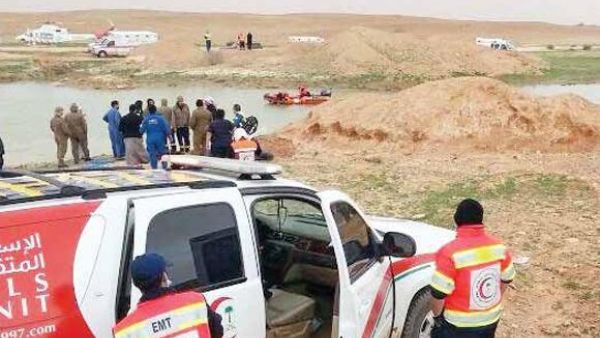 Divers search for bodies of two of the six women who drowned in a pond near Riyadh. (Sabq photo)