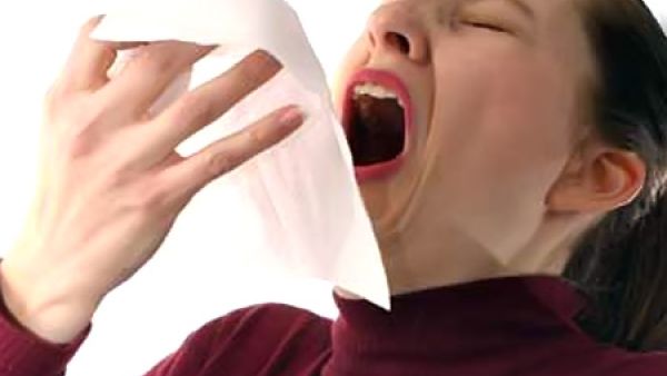 يتمتع من يعطس بصوت عال وتكون عطساته طويلة ومتعددة بكاريزما وجاذبية كبيرة ويكون قيادياً وصاحب قرار