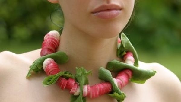  ثمة أنواعاً من هذه الخضر(الربيعية والصيفية)، تمنح المرأة الرشاقة وتساعدها في إزالة الوزن والقضاء على دهون جسمها بطريقة فعّالة، مما يجعلها ترتاح أكثر مع إقتراب موسم البحر