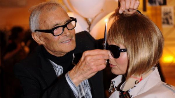 The man with the golden fingers, Vidal Sassoon sizes up his hair client 
