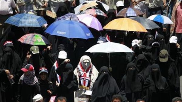 مظاهرة نسائية ضد الرئيس اليمني علي عبد الله صالح في مدينة تعز
