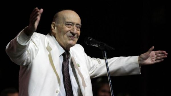 A picture taken on October 27, 2010 shows Lebanese singer Wadih al-Safi acknowledging the audience during a concert at the Opera House in the Syrian capital, Damascus. (AFP/File)