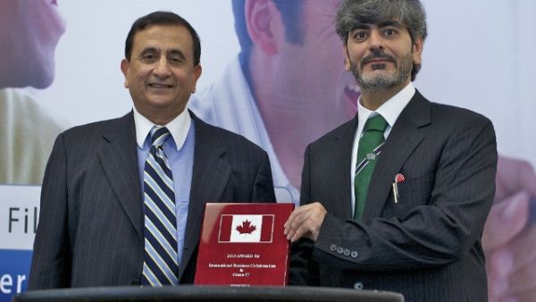 Walid Kamal, Senior Vice President, Technology Security & Risk Management Technology at du, receiving the award Walid Kamal, Senior Vice President, Technology Security & Risk Management Technology at du, receiving the award