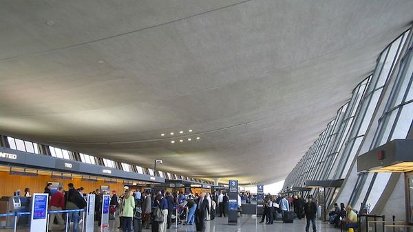 Washington's Dulles International Airport main terminal (Source: Wikimedia Commons/David Benbennick)