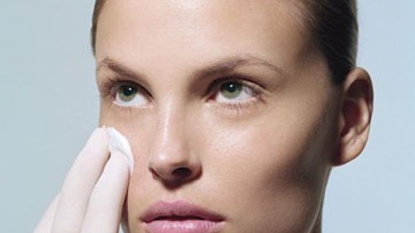 الجفاف حول منطقة العين والهالات السوداء من المشكلات التي تواجه البشرة خلال فصل الشتاء