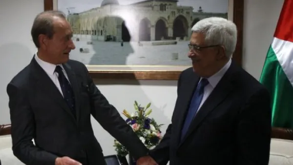 عباس يمنح رئيس بلدية باريس مواطنة الشرف الفلسطينية
