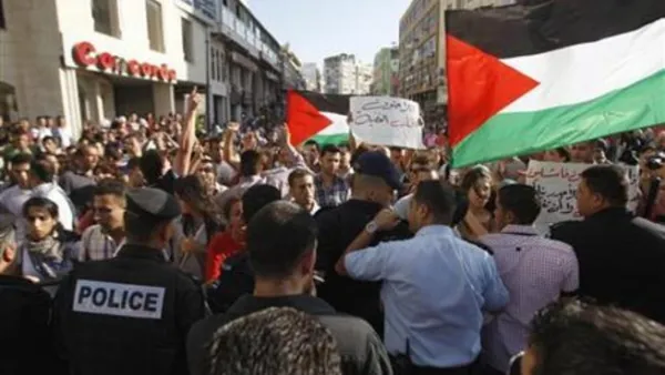 محتجون فلسطينيون يحاولون الوصول لمقر الرئيس محمود عباس في رام الله
