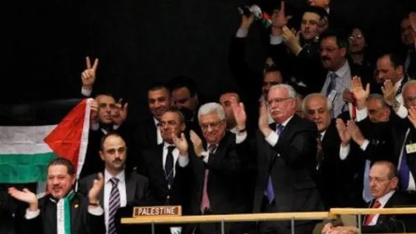 الرئيس الفلسطيني محمود عباس والوفد الفلسطيني يصفقون ابتهاجا بعد نالصويت لصالح فلسطين بالامم المتحدة