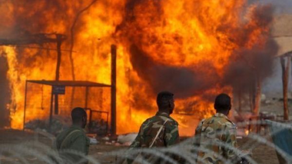 مسلحون يتفقدون احتراق احد الاسواق في ابيي 
