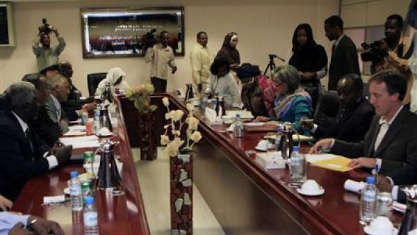 كانج كيونج وا نائبة مفوض حقوق الانسان بالامم المتحدة تشارك في اجتماع في الخرطوم مع مسؤولين من وزارة العدل السودانية بعد زيارتها الى أبيي وجنوب كردفان ودارفور 