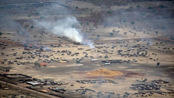 احتراق منزل في منطقة ابيي السودانية المتنازع عليها بين الشمال والجنو
