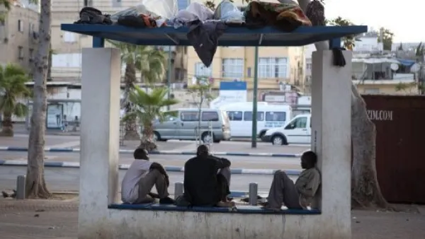 مهاجرون افارقة في محطة حافلات في حديقة لفينسكي في جنوب تل ابيب
