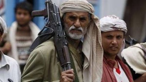 مقاتلون من اتباع الشيخ الاحمر يحرسون احد الشوارع القريبة من منزله في صنعاء