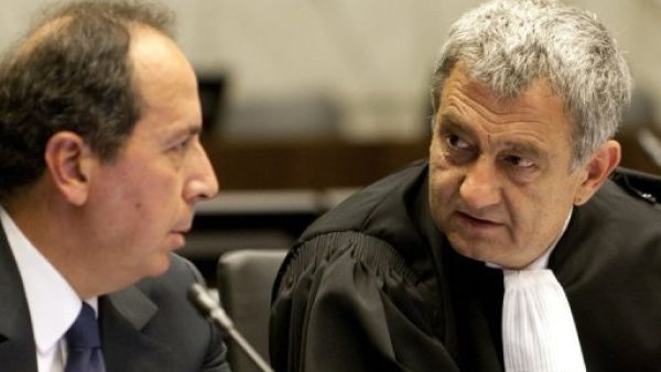 المحامي اللبناني اكرم عازوري (يمين) الى جانب موكله المدير العام السابق للامن العام اللبناني جميل السيد خلال جلسة للمحكمة الخاصة بلبنان فرب لاهاي
