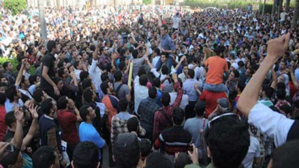 Al-Azhar students protest early in April following first mass poisoning incident (Photo: Ahram Arabic0news website)