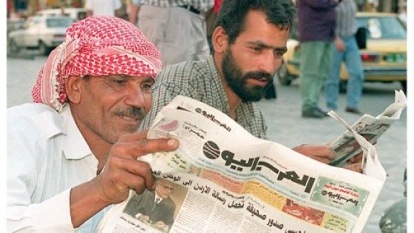 اردنيان يطلعان غلى الاخبار في صحيفة "العرب اليوم" في عمان
