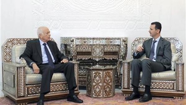 نبيل العربي الامين العام لجامعة الدول العربية (الى اليسار) لدى اجتماعه مع الرئيس السوري بشار الاسد