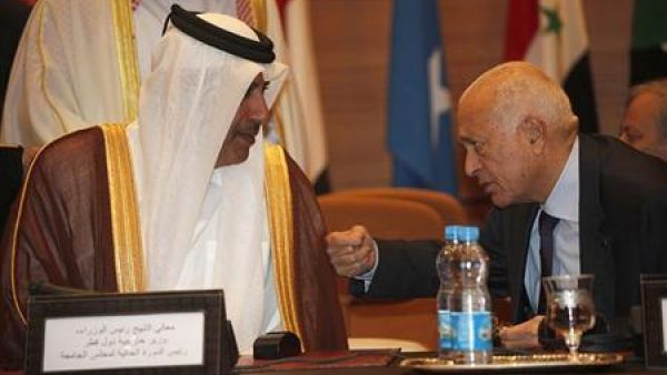 رئيس الوزراء القطري (إلى اليسار) في حوار مع نبيل العربي خلال اجتماع بالرباط
