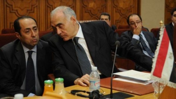 الامين العام للجامعة العربية نبي لالعربي يتحدث الى زميل له اثناء اجتماع الجامعة