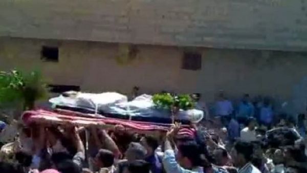 لقطة من فيديو نشر على موقع يوتيوب لتشييع انقلب الى تظاهرة ضد النظام في حلب