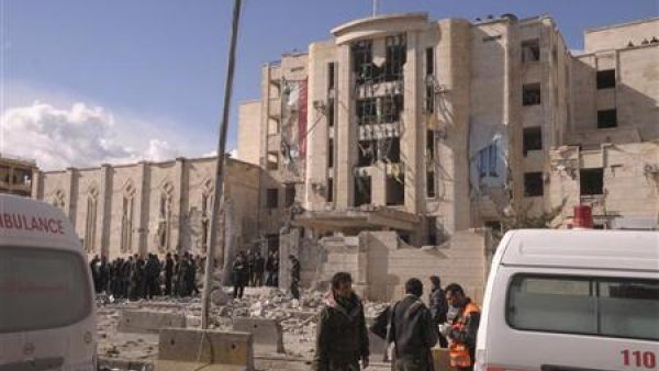 افراد أمن ورجال اسعاف في موقع انفجار في مدينة حلب السورية
