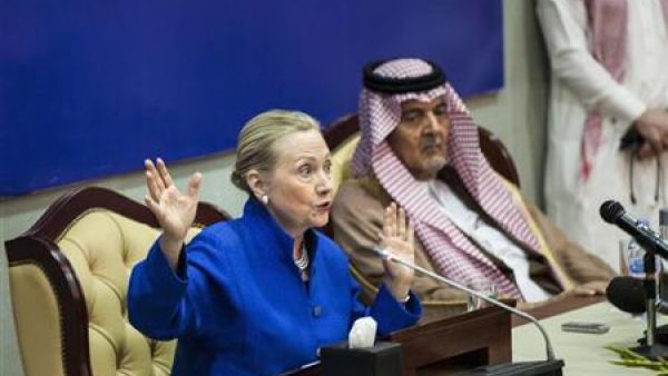 كلينتون والفيصل خلال المؤتمر الصحفي