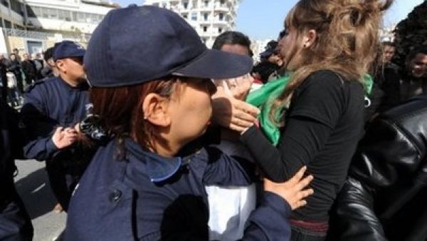 الشرطة تتصدى لمتظاهرين في العاصمة الجزائرية