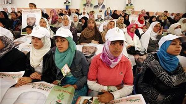 أنصار جبهة العدالة والتنمية في مؤتمر انتخابي بالجزائر
