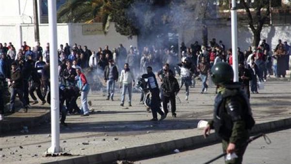 شرطي يقف خلال اشتباكات مع متظاهرين على مشارف الجزائر العاصمة
