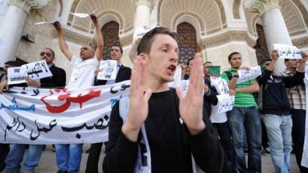 موظفون بعقود مؤقتة يهددون بمقاطعة الانتخابات الجزائرية 