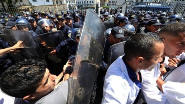 المتظاهرون يشتبكون مع قوات الامن في العاصمة الجزائرية