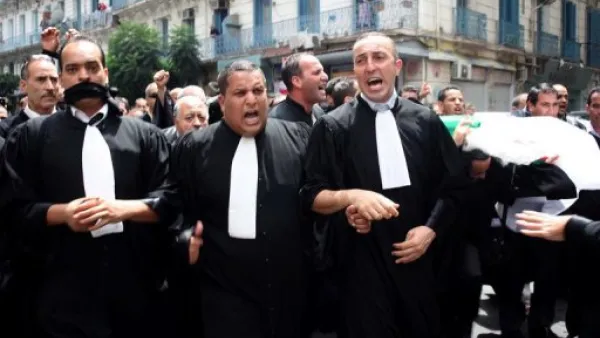 عدد من المحامين الجزائرين يحتجون على قانون جديد ينعلق باستقلال مهنتهم