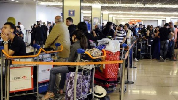 مسافرون في مطار اورلي ينتظرون الصعود الى الطائرة بعد انتهاء الاضراب
