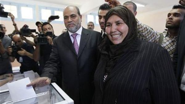 أبو جرة سلطاني يدلي بصوته في الانتخابات البرلمانية الجزائرية وبجواره زوجته
