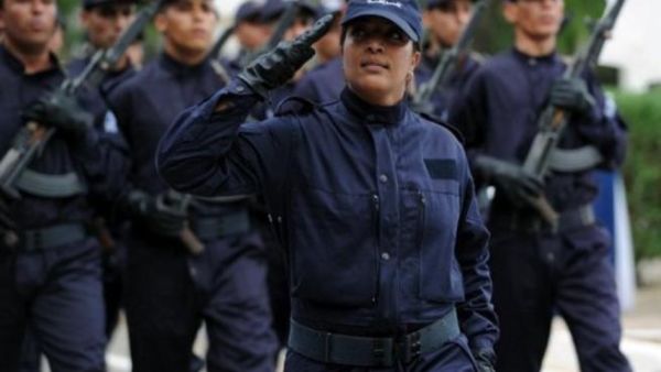 افراد من الجيش الجزائري خلال عرض عسكري