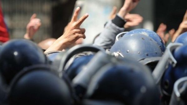 صدامات بين شبان وشرطيين بالجزائر 