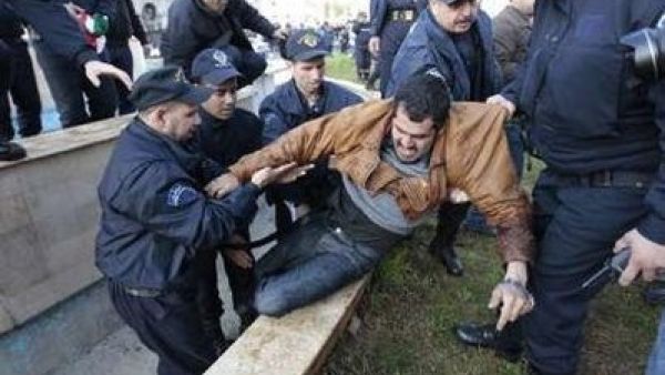 اعتقال احد المتظاهرين 