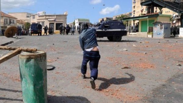 مواجهات بين متظاهرين والشرطة في 16 اذار/مارس في العاصمة الجزائر
