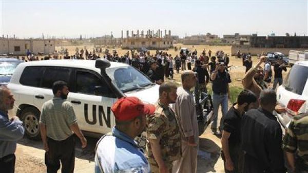 سكان وعناصر من الجيش السوري الحر المعارض يتابعون زيارة مفاجئة لمراقبي الامم المتحدة الى القصير قرب حمص 
