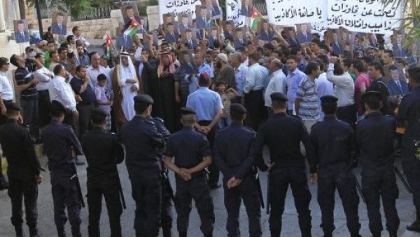 الشرطة الاردنية تطوق تظاهرة مناهضة لوكالة فرانس برس امام السفارة الفرنسية في عمان 
