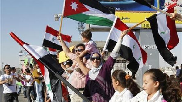 سوريون مقيمون في الاردن يرفعون اعلاما سورية واردنية ويرددون هتافات مؤيدة للرئيس السوري بشار الاسد أمام السفارة السورية في عمان 
