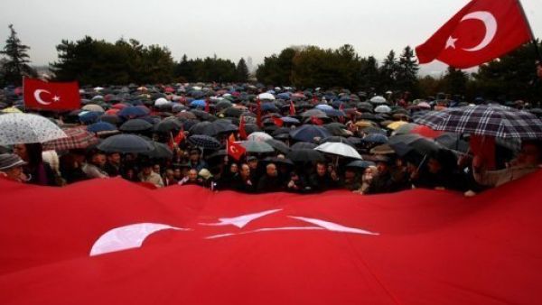 اقارب ضباط متهمين بالتحضير لانقلاب يشاركون في تظاهرة امام ضريح اتاتورك في انقرة
 اقارب ضباط متهمين بالتحضير لانقلاب يشاركون في تظاهرة امام ضريح اتاتورك في انقرة