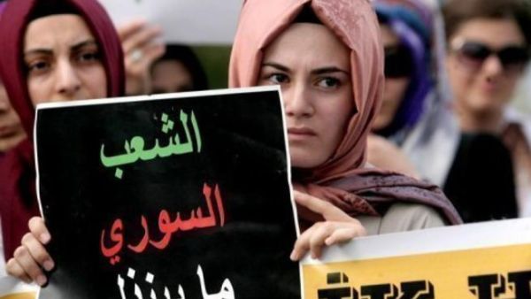 ناشطون يتظاهرون امام السفارة السورية في انقرة 