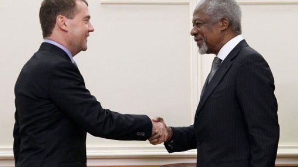 انان (يمين) مصافحا مدفيديف