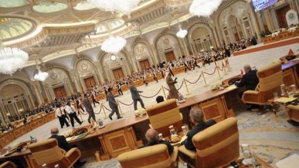 تحولت الأنظمة السياسية إلى أسواق حيث يتم تداول الأصوات والنفوذ السياسي في مقابل منافع اقتصادية